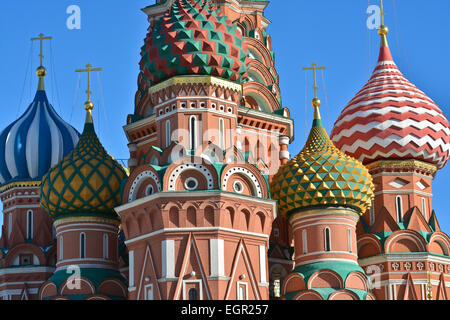 Kuppeln der Basilius Kathedrale auf dem Roten Platz. Die Basilius Kathedrale im Moskauer Roten Platz, von der Sonne beleuchtet. Stockfoto