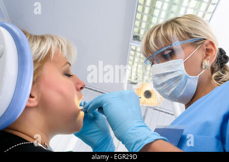 Zahnarzt mit Patienten, Polieren und Veredelung Stockfoto