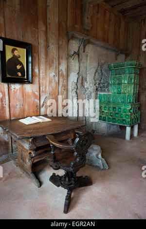 Das Luthur-Zimmer auf der Wartburg, wo Martin Luther ging in den Untergrund und übersetzte die Bibel für das gemeine Volk. Stockfoto