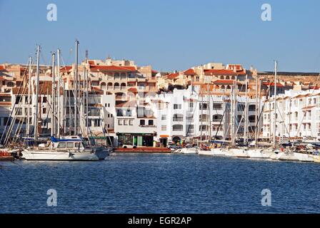 Yachten in der Marina mit Wohnungen auf der Rückseite, Almerimar, Provinz Almeria, Andalusien, Spanien, Westeuropa. Stockfoto