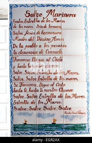 Mariners Gedicht gemalt auf keramischen Fliesen an der Wand des Heiligtums, Almerimar, Provinz Almeria, Andalusien, Spanien, Europa. Stockfoto