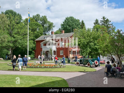 ALSTER, KARLSTAD, Schweden - 20. Juni 2014: Menschen am Mittsommerfest und Norwegisch - schwedische Hochzeit am 20. Juni 2014 Stockfoto