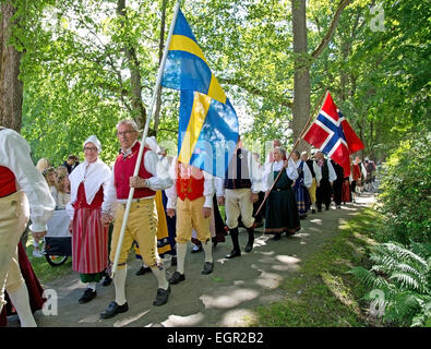 ALSTER, KARLSTAD, Schweden - 20. Juni 2014: Menschen am Mittsommerfest und Norwegisch - schwedische Hochzeit am 20. Juni 2014 in A Stockfoto