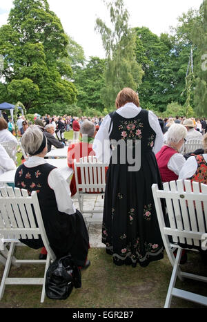 ALSTER, KARLSTAD, Schweden - 20. Juni 2014: Menschen am Mittsommerfest und Norwegisch - schwedische Hochzeit am 20. Juni 2014 Stockfoto