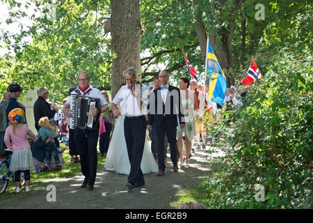 ALSTER, KARLSTAD, Schweden - 20. Juni 2014: Menschen am Mittsommerfest und Norwegisch - schwedische Hochzeit am 20. Juni 2014 in A Stockfoto