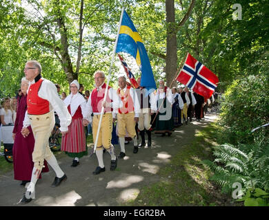 ALSTER, KARLSTAD, Schweden - 20. Juni 2014: Menschen am Mittsommerfest und Norwegisch - schwedische Hochzeit am 20. Juni 2014 Stockfoto