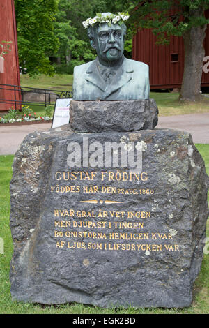 Statue des schwedischen berühmten 19. Jahrhundert Dichter Gustaf Fröding von seinem Elternhaus mit Blumen am 20. Juni 2014. Stockfoto