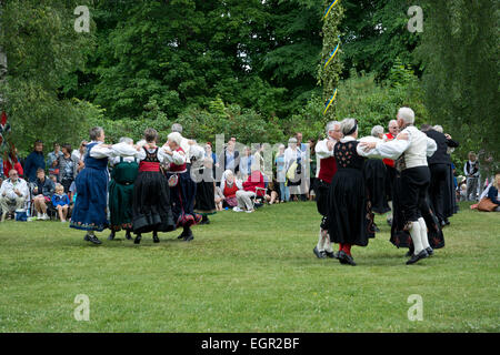 ALSTER, KARLSTAD, Schweden - 20. Juni 2014: Menschen am Mittsommerfest und Norwegisch - schwedische Hochzeit am 20. Juni 2014 Stockfoto