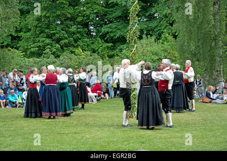 ALSTER, KARLSTAD, Schweden - 20. Juni 2014: Menschen am Mittsommerfest und Norwegisch - schwedische Hochzeit am 20. Juni 2014 Stockfoto