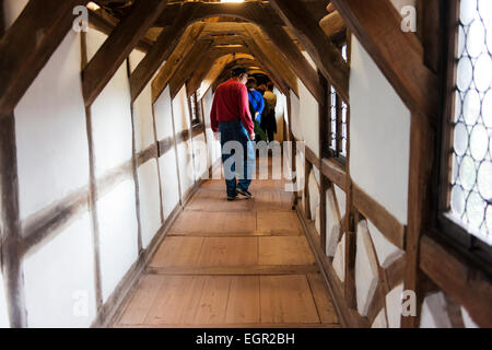 Der Durchgang in den Luthur Raum auf der Wartburg, wo Luther ging in den Untergrund und übersetzte die Bibel für das gemeine Volk. Stockfoto