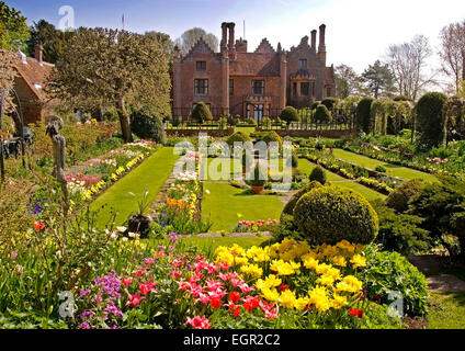 Dollar - Chenies - C 15 Manor House - gesehen in bunten Garten voller Sommer blühen - strahlendem Sonnenschein Stockfoto