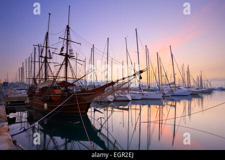 Historischen Boot und Yachten in Alimos Marina in Athen, Griechenland. Stockfoto