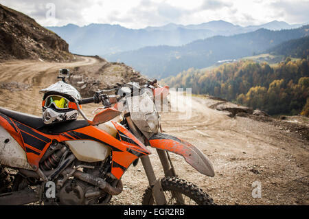 Dirty Enduro Motorrad Motocross Helm unterwegs Stockfoto