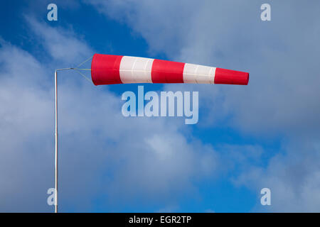 Windsack zeigt starke Wind auf blauer Himmel mit leichten Wolken-Hintergrund Stockfoto