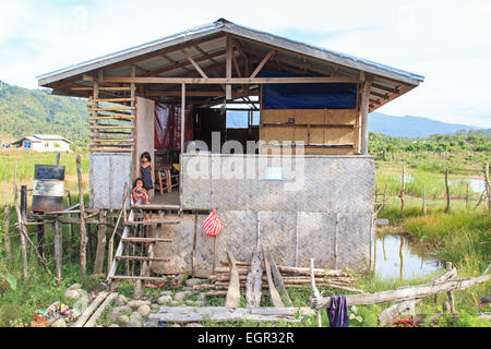 Nacpan, Philippinen - 17. Januar 2015: Kinder in einem traditionellen Haus in dem kleinen Dorf Nacpan in den Philippinen. Diese Stockfoto