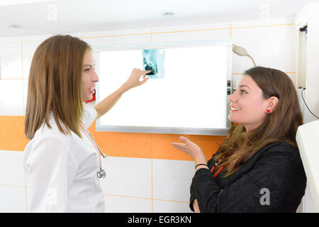 Patienten, die mit Doktor an x-ray Image in einem Krankenhaus Stockfoto