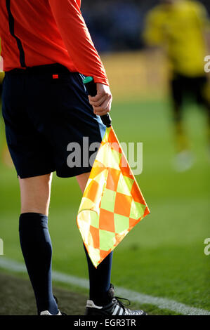 Signal Iduna Arena Dortmund, Deutschland 28.2.2015, deutsche Fußball Bundesliga, Spieltag 23, Borussia Dortmund Vs FC Schalke 04--Schiedsrichterassistenten mit Flagge an der Seitenlinie Saison 2014/2015 Stockfoto