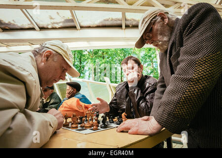 BELARUS, GOMEL - 9. Mai 2014: Aktive Rentner, alte Freunde und Freizeit, senior Männer Spaß haben und spielen Schach bei city Stockfoto