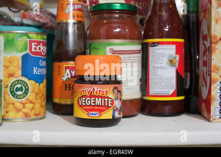 Ein Glas Kinder Vegemite sitzen in einem australischen Schrank oder Speisekammer. Stockfoto