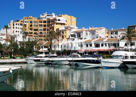 Boote im Innenhafen mit Wohnungen und Restaurants nach hinten, Puerto Cabopino, Marbella, Costa Del Sol, Spanien. Stockfoto