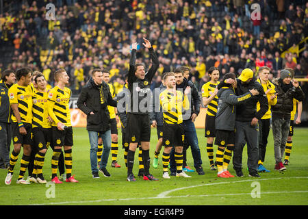 Dortmund, Deutschland. 28. Februar 2015. Die Dortmunder Spieler jubeln am Ende des deutschen Fußball-Bundesliga-Fußballspiel zwischen Borussia Dortmund und FC Schalke 04 im Signal Iduna Park in Dortmund, Deutschland, 28. Februar 2015. Das Spiel endete 3: 0. Foto: Maja Hitij/Dpa/Alamy Live News Stockfoto