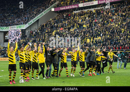 Dortmund, Deutschland. 28. Februar 2015. Die Dortmunder Spieler jubeln am Ende des deutschen Fußball-Bundesliga-Fußballspiel zwischen Borussia Dortmund und FC Schalke 04 im Signal Iduna Park in Dortmund, Deutschland, 28. Februar 2015. Das Spiel endete 3: 0. Foto: Maja Hitij/Dpa/Alamy Live News Stockfoto