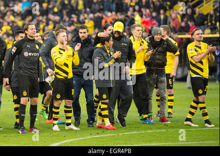 Dortmund, Deutschland. 28. Februar 2015. Die Dortmunder Spieler jubeln am Ende des deutschen Fußball-Bundesliga-Fußballspiel zwischen Borussia Dortmund und FC Schalke 04 im Signal Iduna Park in Dortmund, Deutschland, 28. Februar 2015. Das Spiel endete 3: 0. Foto: Maja Hitij/Dpa/Alamy Live News Stockfoto