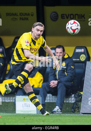 Dortmund, Deutschland. 28. Februar 2015. Dortmunder Marcel Schmelzer in Aktion beim deutschen Bundesliga-Fußballspiel zwischen Borussia Dortmund und FC Schalke 04 im Signal Iduna Park in Dortmund, Deutschland, 28. Februar 2015. Das Spiel endete 3: 0. Foto: Maja Hitij/Dpa/Alamy Live News Stockfoto