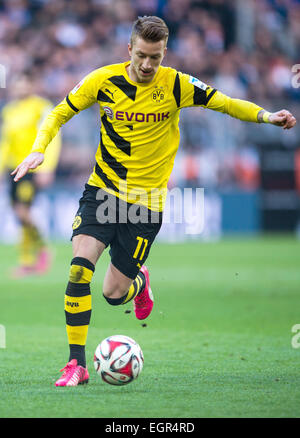 Dortmund, Deutschland. 28. Februar 2015. Dortmunder Marco Reus in Aktion beim deutschen Bundesliga-Fußballspiel zwischen Borussia Dortmund und FC Schalke 04 im Signal Iduna Park in Dortmund, Deutschland, 28. Februar 2015. Das Spiel endete 3: 0. Foto: Maja Hitij/Dpa/Alamy Live News Stockfoto