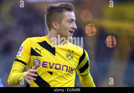 Dortmund, Deutschland. 28. Februar 2015. Dortmunder Marco Reus reagiert beim deutschen Bundesliga-Fußballspiel zwischen Borussia Dortmund und FC Schalke 04 im Signal Iduna Park in Dortmund, Deutschland, 28. Februar 2015. Das Spiel endete 3: 0. Foto: Federico Gambarini/Dpa/Alamy Live News Stockfoto