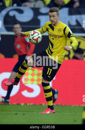 Dortmund, Deutschland. 28. Februar 2015. Dortmunder Marco Reus in Aktion beim deutschen Bundesliga-Fußballspiel zwischen Borussia Dortmund und FC Schalke 04 im Signal Iduna Park in Dortmund, Deutschland, 28. Februar 2015. Das Spiel endete 3: 0. Foto: Federico Gambarini/Dpa/Alamy Live News Stockfoto