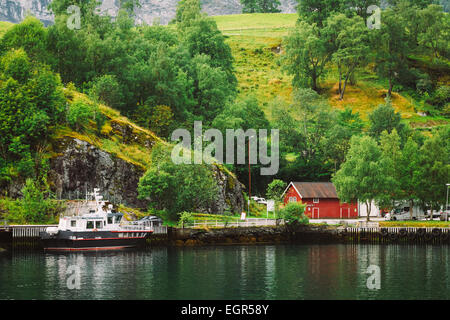 Docks in kleinen touristischen Stadt von Flåm auf Westseite der tiefe Fjorde Norwegen Stockfoto