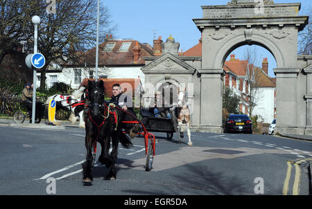 Brighton, Großbritannien. Ein ungewöhnlicher Anblick in Brighton heute, als fünf Pferde- und Fallenfahrer durch die Stadt fuhren Stockfoto