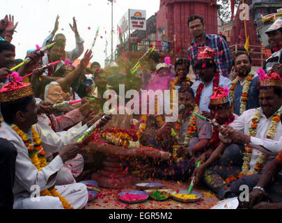 Varanasi, Indien. 1. März 2015. Leute feiern Holi-Fest in Varanasi, Indien, am 1. März 2015. Das Holi-Fest ist eine unterhaltsame Feier in der Hunderte von Menschen versammeln, um einen Tag voller Tanz, Essen und werfen Farbpulver auf einander unter Beachtung der Jahrhundertwende Jahreszeiten vom Winter zum Frühling zu genießen. © Stringer/Xinhua/Alamy Live-Nachrichten Stockfoto