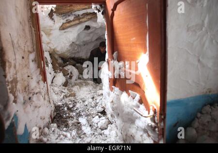 Panjshir, Afghanistan. 1. März 2015. Ein afghanischer Mann entfernt Schnee aus einem beschädigten Haus nach Lawinen in Abdullah Khil Panjshir Provinz, Afghanistan, am 1. März 2015. Afghanische Regierung und die Resultate von Hilfsorganisationen haben intensiviert Bemühungen um die Soforthilfe für die Opfer der tödliche Lawinen in Panjshir Ostprovinz, Behörden, sagte am 28. Februar. Bildnachweis: Ahmad Massoud/Xinhua/Alamy Live-Nachrichten Stockfoto