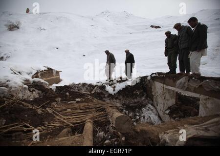 Panjshir, Afghanistan. 1. März 2015. Afghanischen Männer entfernen Schnee aus einem beschädigten Haus nach Lawinen in Abdullah Khil Panjshir Provinz, Afghanistan, am 1. März 2015. Afghanische Regierung und die Resultate von Hilfsorganisationen haben intensiviert Bemühungen um die Soforthilfe für die Opfer der tödliche Lawinen in Panjshir Ostprovinz, Behörden, sagte am 28. Februar. Bildnachweis: Ahmad Massoud/Xinhua/Alamy Live-Nachrichten Stockfoto