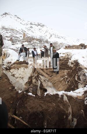 Panjshir, Afghanistan. 1. März 2015. Afghanischen Männer entfernen Schnee aus einem beschädigten Haus nach Lawinen in Abdullah Khil Panjshir Provinz, Afghanistan, am 1. März 2015. Afghanische Regierung und die Resultate von Hilfsorganisationen haben intensiviert Bemühungen um die Soforthilfe für die Opfer der tödliche Lawinen in Panjshir Ostprovinz, Behörden, sagte am 28. Februar. Bildnachweis: Ahmad Massoud/Xinhua/Alamy Live-Nachrichten Stockfoto