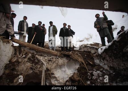 Panjshir, Afghanistan. 1. März 2015. Afghanischen Männer entfernen Schnee aus einem beschädigten Haus nach Lawinen in Abdullah Khil Panjshir Provinz, Afghanistan, am 1. März 2015. Afghanische Regierung und die Resultate von Hilfsorganisationen haben intensiviert Bemühungen um die Soforthilfe für die Opfer der tödliche Lawinen in Panjshir Ostprovinz, Behörden, sagte am 28. Februar. Bildnachweis: Ahmad Massoud/Xinhua/Alamy Live-Nachrichten Stockfoto