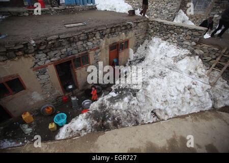 Panjshir, Afghanistan. 1. März 2015. Afghanische Dorfbewohner stehen in ihrem Lawine betroffen Haus im Abdullah Khil Panjshir Provinz, Afghanistan, auf 1. März 2015. Afghanische Regierung und die Resultate von Hilfsorganisationen haben intensiviert Bemühungen um die Soforthilfe für die Opfer der tödliche Lawinen in Panjshir Ostprovinz, Behörden, sagte am 28. Februar. Bildnachweis: Ahmad Massoud/Xinhua/Alamy Live-Nachrichten Stockfoto