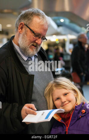 Kopenhagen, Dänemark, 1. März 2015: Sverre Ekeland und seiner Enkelin, Anne, jetzt gewartet hat mehr als 36 Stunden. Anne denkt, es ist ist in Ordnung (SAS Hotel bezahlt war toll) aber für Sverre ist es ein Problem: er muss eine chirurgische Operation Montagmorgen in Oslo, und das wäre unmöglich, als Flugbegleiter noch Rückkehr lehnt an den Arbeitsplatz, obwohl das Arbeitsgericht so um 12.30 H CET Credit entschied: OJPHOTOS/Alamy Live News Stockfoto