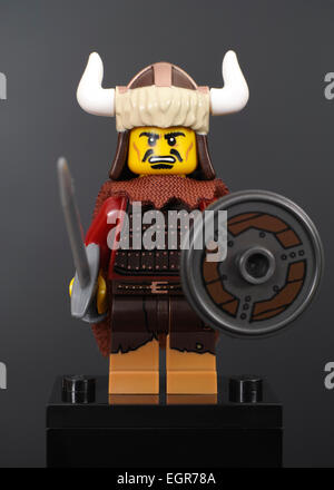 Tambow, Russische Föderation - 7. Februar 2015 Hun Krieger Lego Minifigur mit Schwert und Schild auf schwarzem Hintergrund. Stockfoto