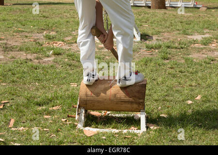 Ein Foto eines anonymen Mannes trägt weiße und die Teilnahme an einem Holz hacken Konkurrenz in Australien. Stockfoto