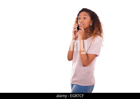 Young African American Woman Telefonieren auf ihrem Smartphone - schwarzer Jugendlicher Menschen Stockfoto