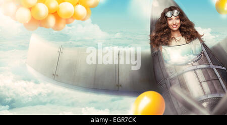 Fantasie. Glückliche Frau im Cockpit des Flugzeugs, die Spaß Stockfoto