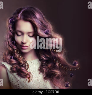 Schönheit-Porträt der jungen Frau mit fließenden Haaren Stockfoto