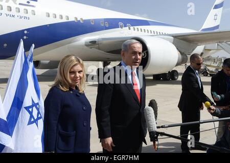 Jerusalem, Israel. 1. März 2015. Der israelische Ministerpräsident Benjamin Netanyahu und seine Frau Sarah lasse für Washington, DC am Ben Gurion Flughafen außerhalb von Tel Aviv, Israel, am 1. März 2015. Benjamin Netanyahu verließ Sonntagmorgen für Washington, DC, vor US-Kongress über Irans Atomprogramm zu sprechen. Bildnachweis: GPO/Amos Ben Gershom/Xinhua/Alamy Live-Nachrichten Stockfoto