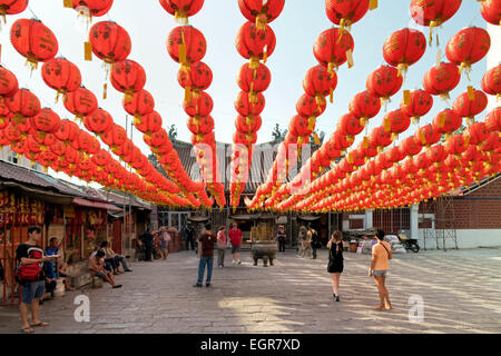 Eingang, der Göttin der Barmherzigkeit Tempel in Penang mit Laternen geschmückt für das chinesische Neujahr. Stockfoto