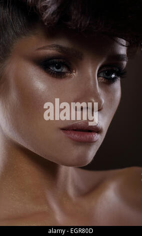 Glamouröse Mode-Modell mit dunklem Mascara Stockfoto