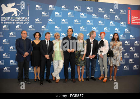 71. Venedig Film Festival - internationale Jury - Fototermin mit: 71. Venice Film Festival, Photocall Giuria Venezia 71. Im Bild: Carlo Verdone, Joan Chen, Tim Roth, Elia Suleiman, Alexandre Desplat, Jessica Hausner, Philip Groning, Sandy Powell, Jhumpa Lahiri wo: Venedig, Italien bei: 27. August 2014 Stockfoto