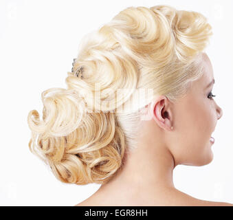 Eleganz. Rückansicht des Blondine mit festlichen Frisur Stockfoto
